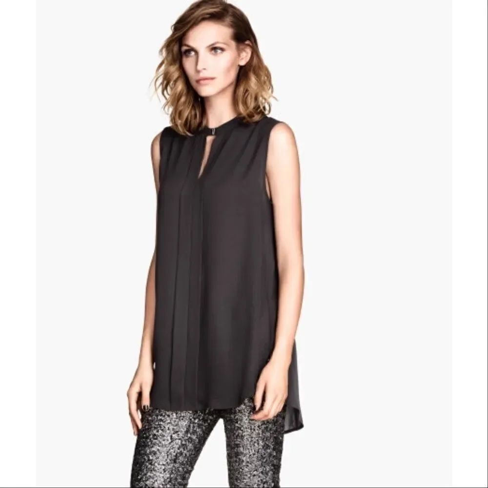 ✨H&M Dark Gray Sleeveless Blouse✨